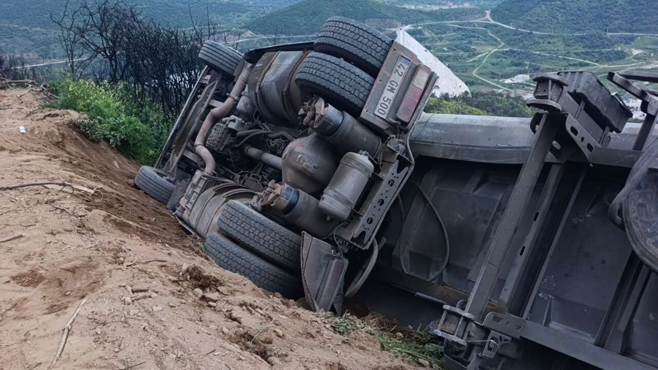 Ödemiş'te şarampole devrilen kamyonun sürücüsü yaralandı