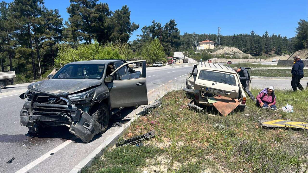 Muğla'da kamyonet ile otomobilin çarpıştığı kazada 1 kişi öldü, 1 kişi yaralandı