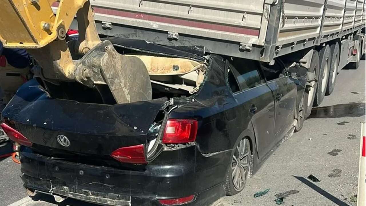 Otomobil tıra arkadan çarptı, sürücü ağır yaralandı