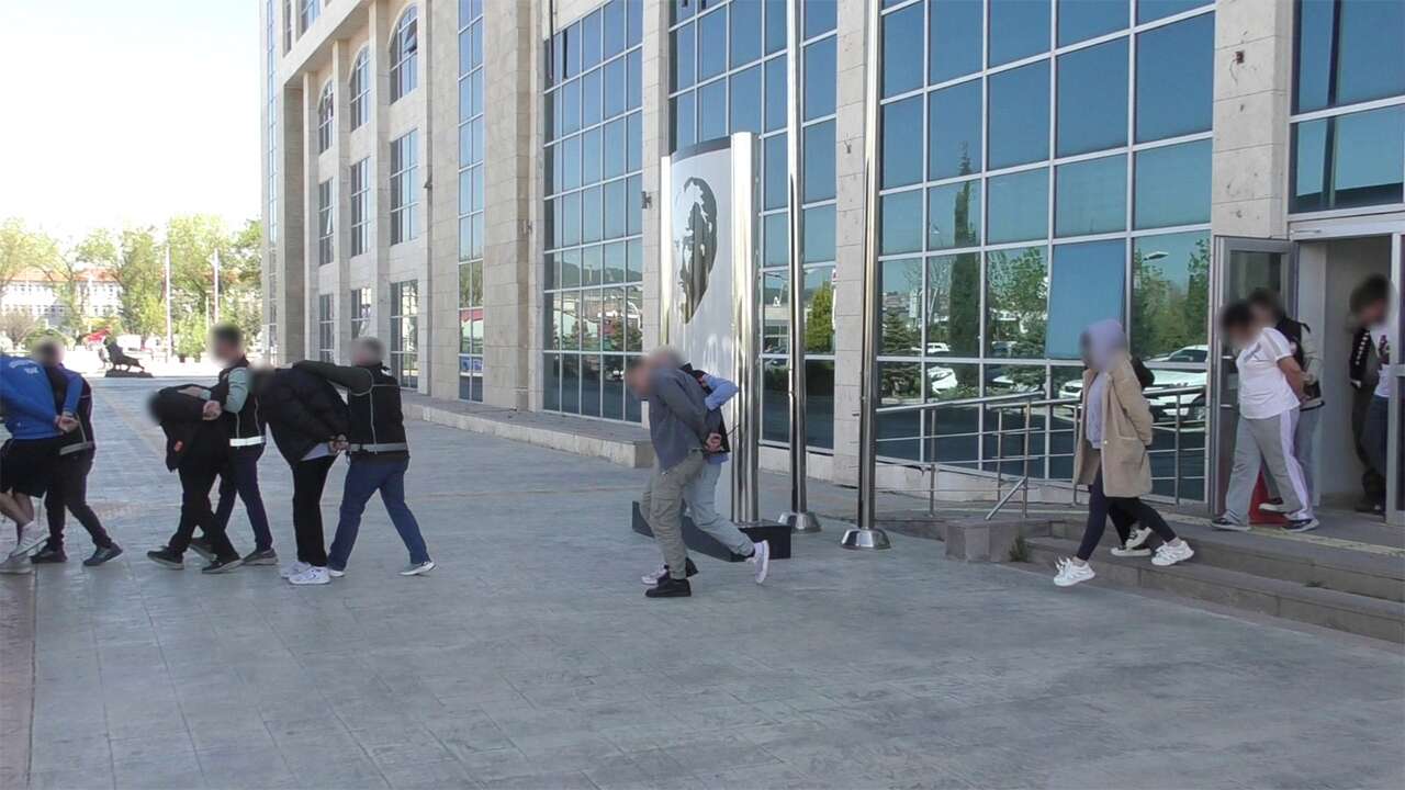 Uşak’ta zehir tacirlerine darbe: 9 şüpheli tutuklandı