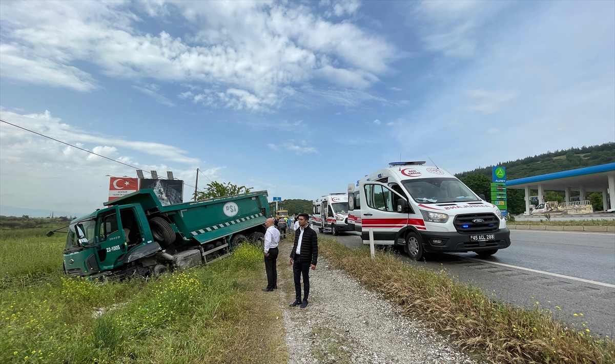 MANİSA - Zincirleme trafik kazasında 12 kişi yaralandı