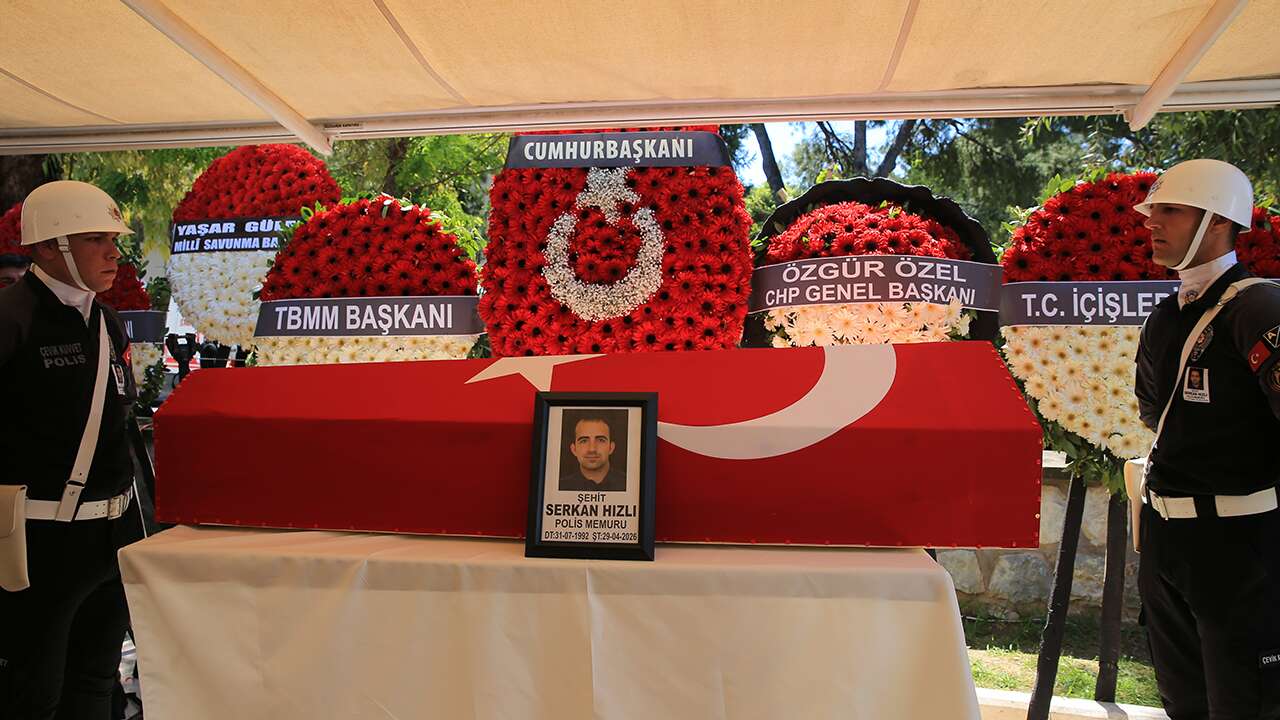 İzmir'de trafik kazasında şehit olan polis memuru Manisa'da son yolculuğuna uğurlandı
