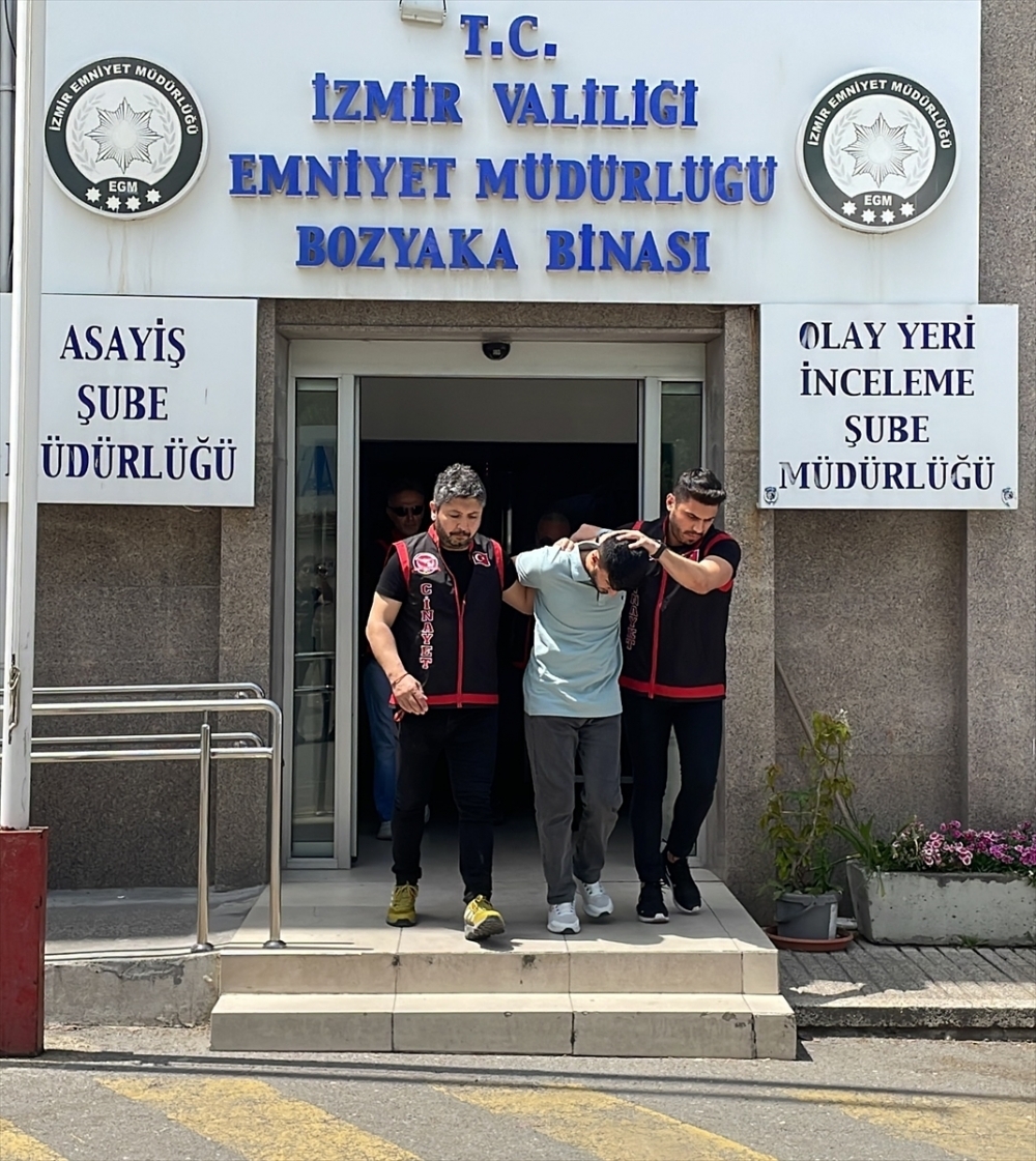 İzmir'de bir gencin bıçakla öldürülmesine ilişkin yakalanan 2 zanlı adliyede