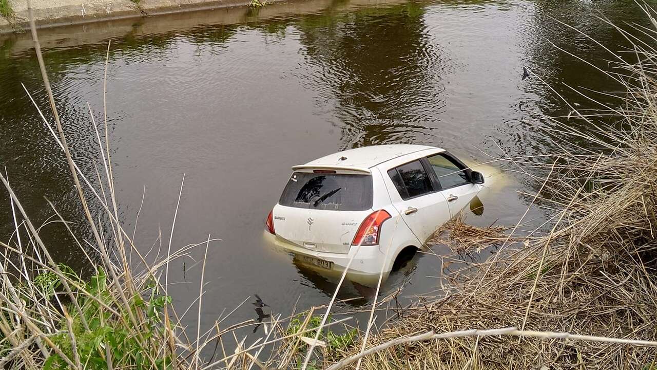Efeler'de sulama kanalına düşen otomobilin sürücüsü yara almadan kurtuldu