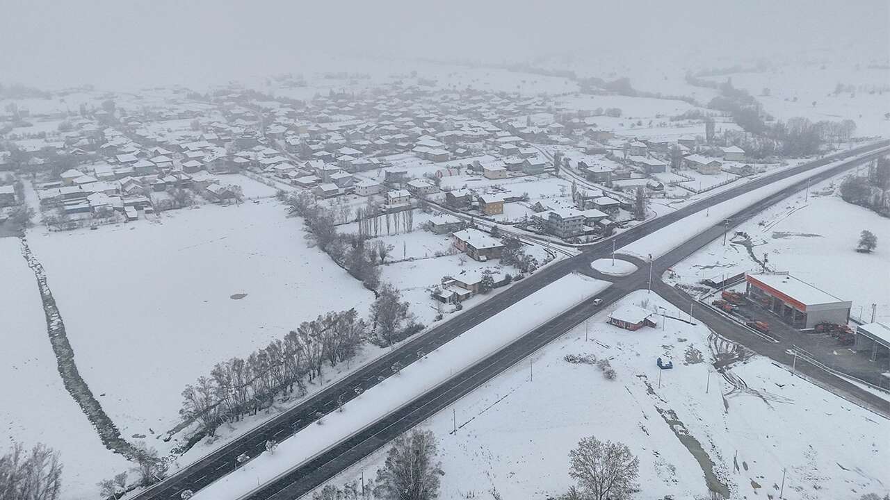 Uşak'ın yüksek kesimleri beyaza büründü
