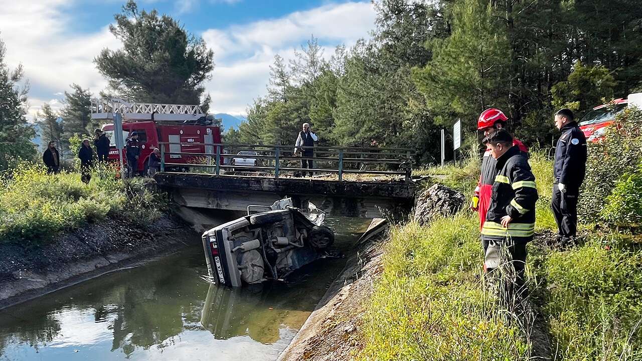 Muğla'da su kanalına devrilen otomobilin sürücüsü hayatını kaybetti
