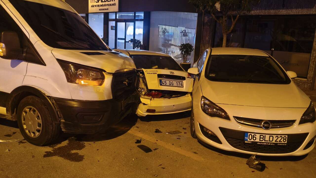 Alkollü sürücünün kullandığı kamyonet, park halindeki 13 araca çarptı