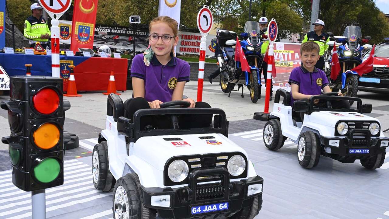 Uşak'ta minikler direksiyon başında trafik öğrendi