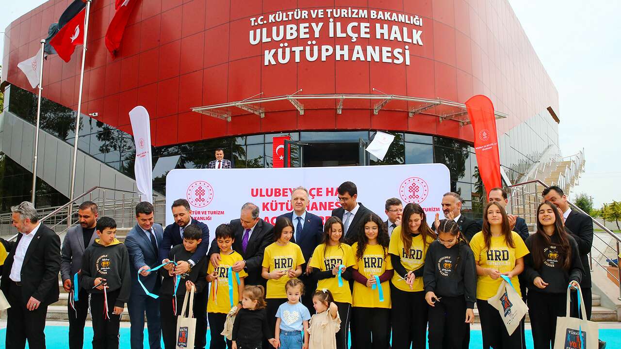 Turizm Bakan Yardımcısı Yazgı Uşak'ta kütüphane açılışına katıldı
