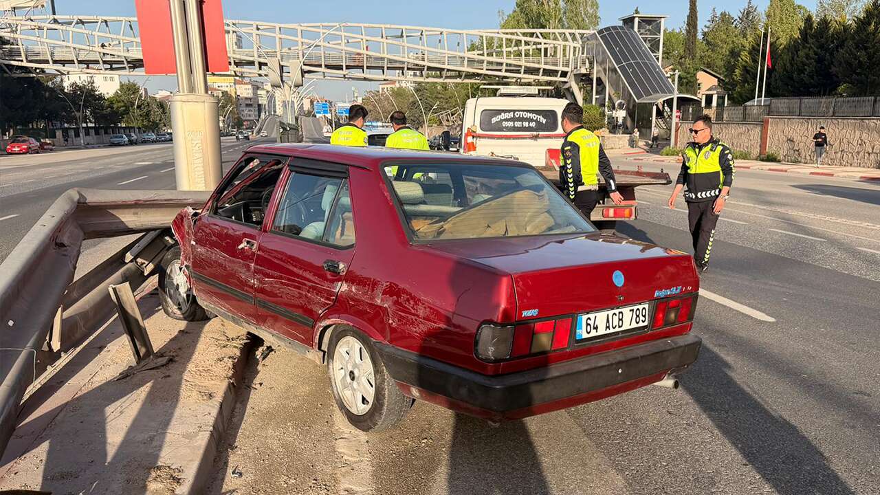 Uşak'ta kontrolden çıkan otomobil bariyere çarptı; 1 yaralı