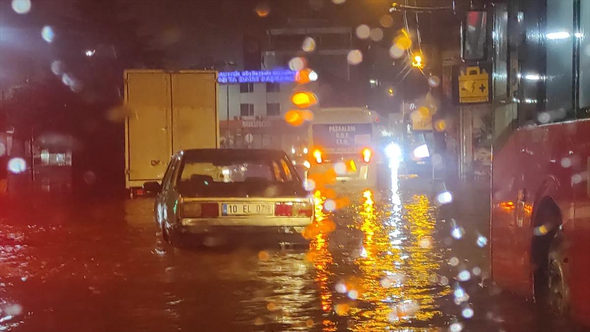 BALIKESİR - Sağanak nedeniyle su baskınları meydana geldi