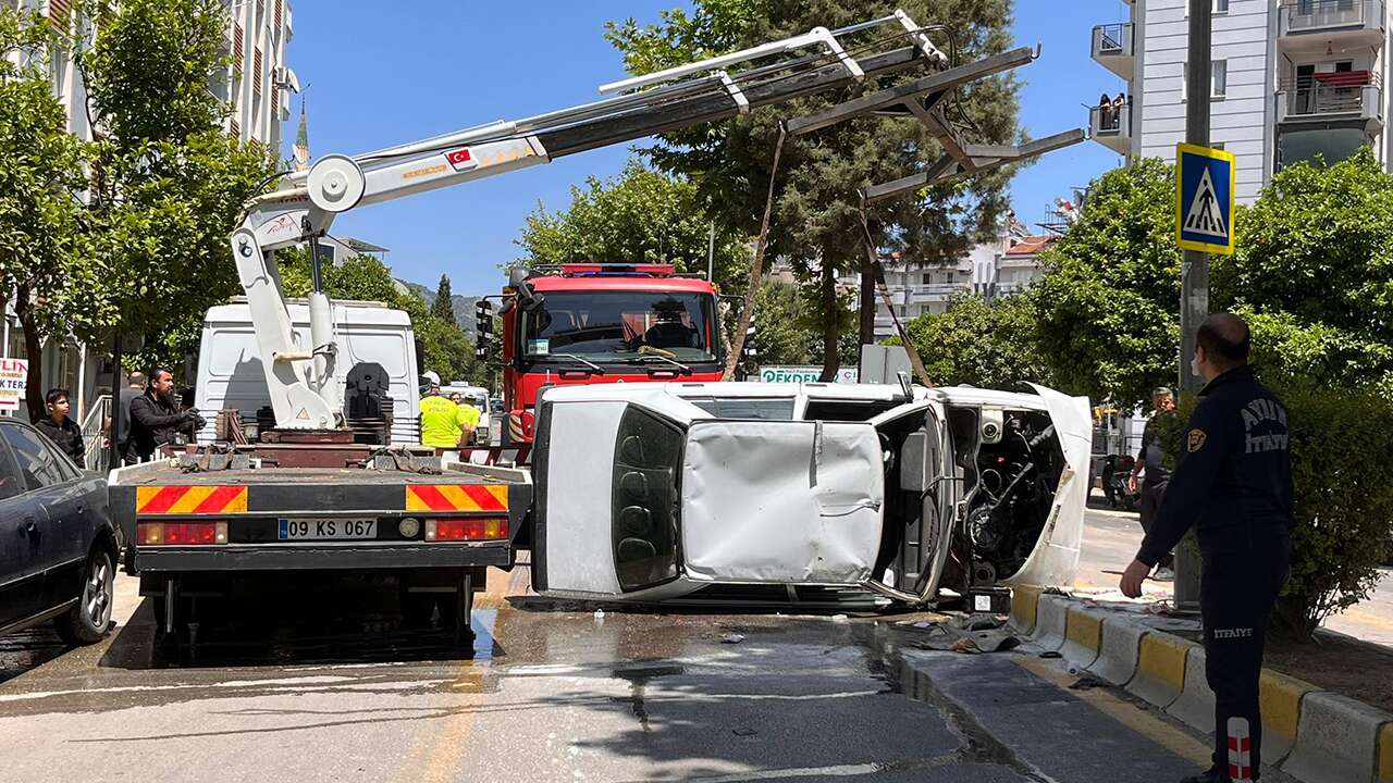 Aydın'da devrilerek yanan otomobilin sürücüsü yaralandı