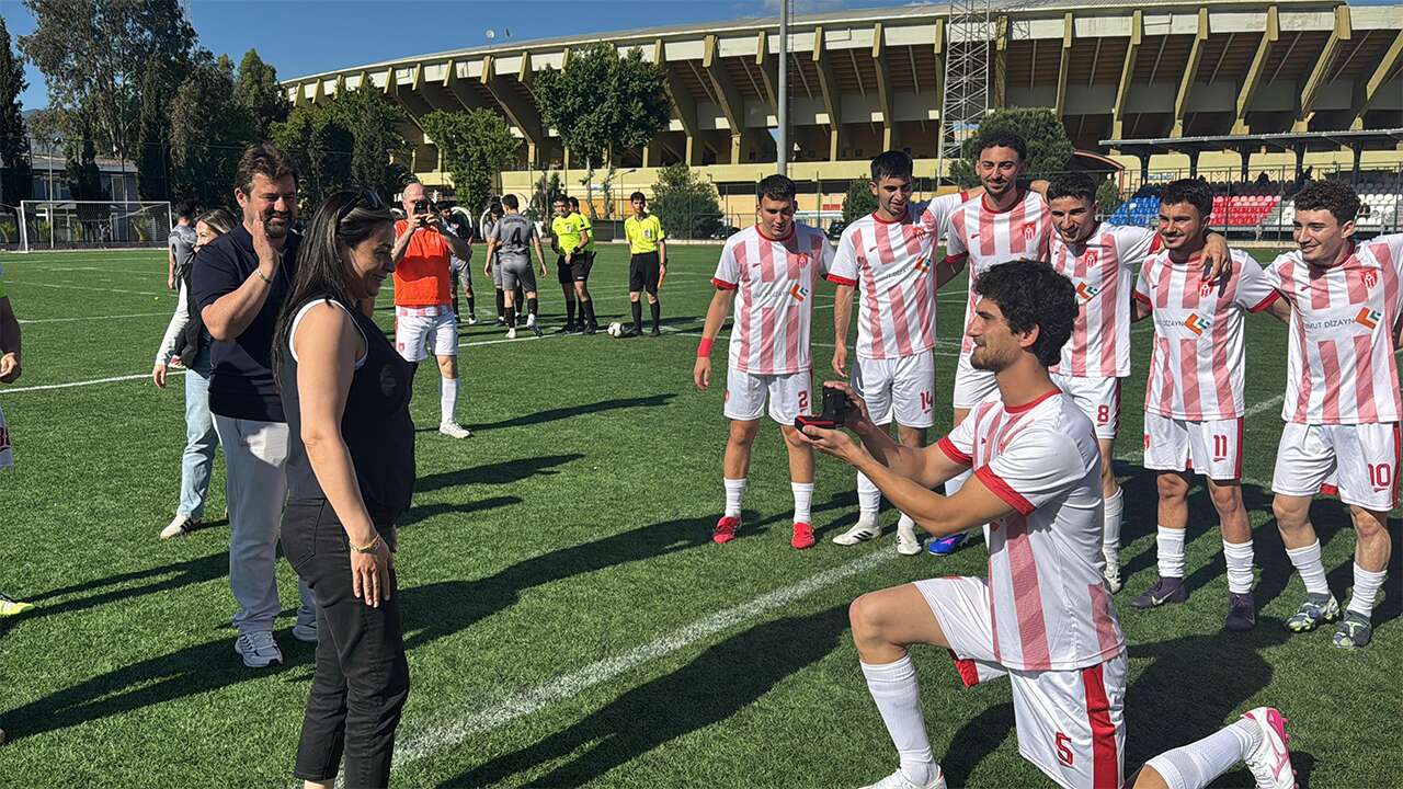 Amatör futbolcu, sahada kız arkadaşına sürpriz evlenme teklifinde bulundu