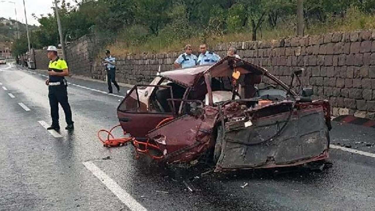 Kütahya'da istinat duvarına çarpan otomobildeki 1 kişi öldü, 4 kişi yaralandı