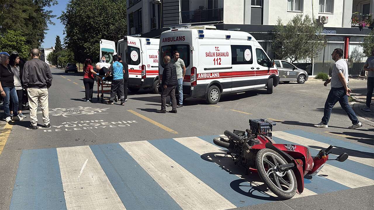 Ödemiş'te motosikletin yayaya çarptığı kazada 2 kişi yaralandı