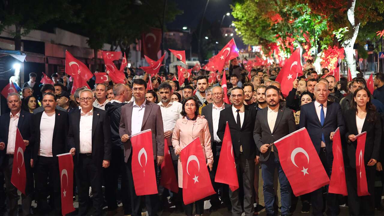 Uşak’ta 19 Mayıs Coşkusu Fener Alayıyla Kutlandı