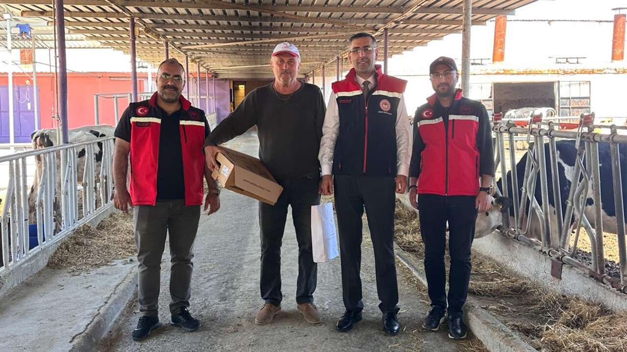 Uşak’ta Üreticilere Sorgum Sudan Otu Tohumu Dağıtıldı