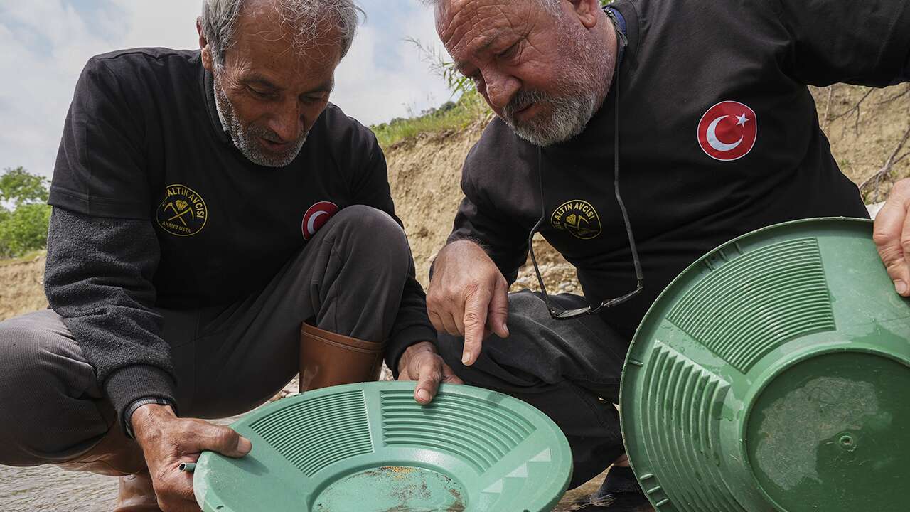 Akarsu yataklarında kırıntı madenciliği ile altın arıyorlar