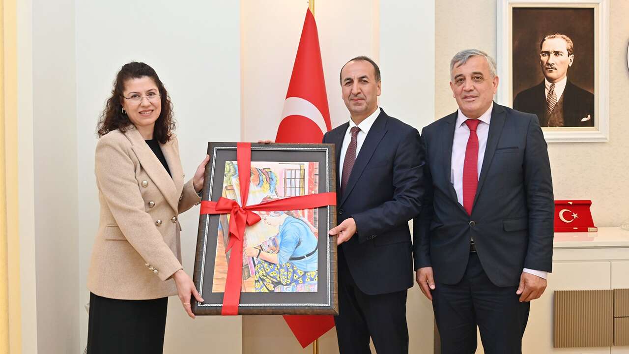 Öğrencilerin hazırladığı el emeği tablo Halil Yücel’e hediye edildi