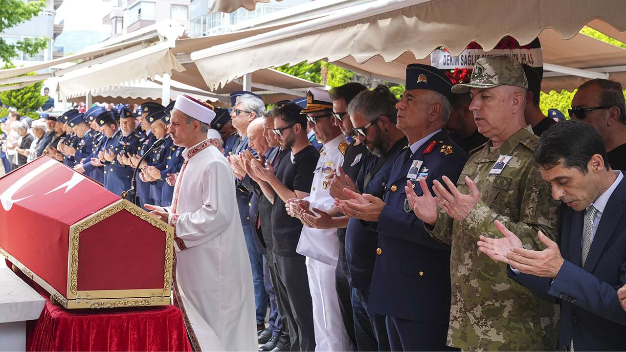 Kalp krizi sonucu hayatını kaybeden Akhisar Garnizon Komutanı son yolculuğuna uğurlandı