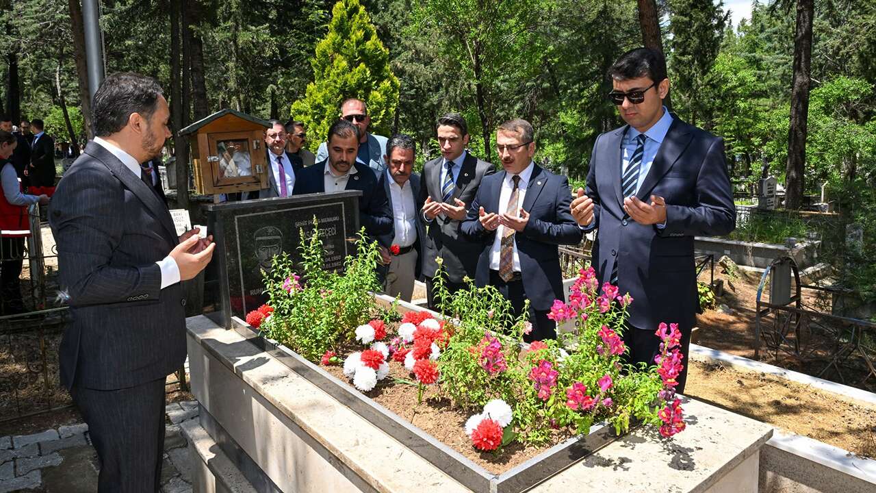 Uşak İl Protokolü Şehitliği ziyaret etti