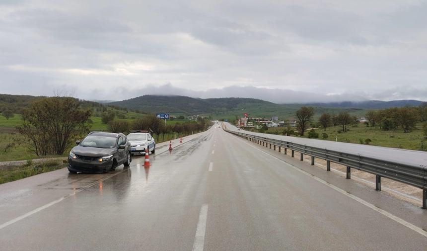 Kaygan Yolda Otomobil Bariyerlere Çarparak Durabildi