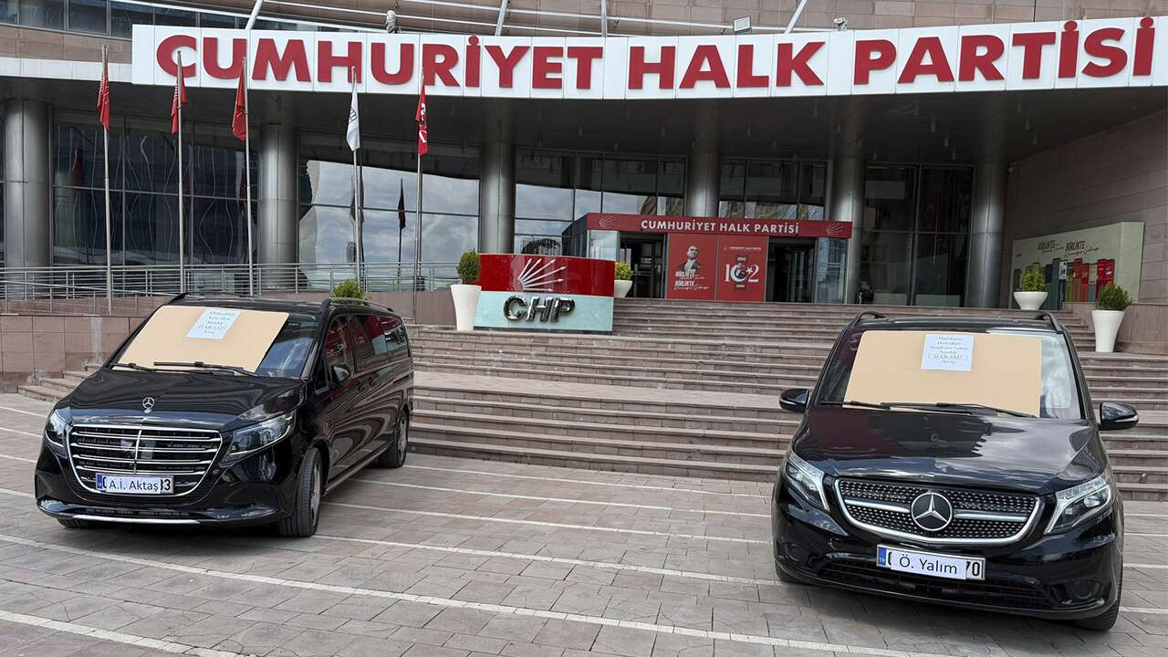 Özkan Yalım’ın dizayn ettirdiği araç “Haram Parayla Alınmıştır” notuyla satışa çıkarıldı