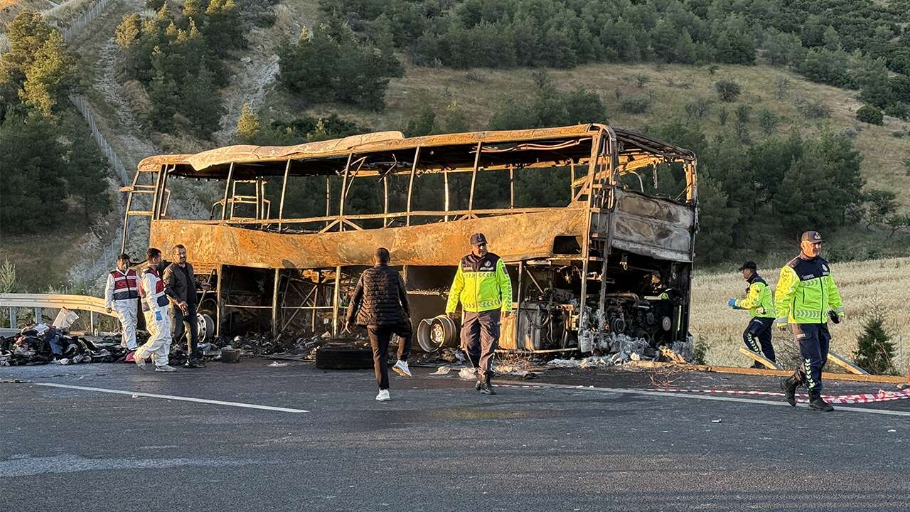 Yolcu otobüsü küle döndü; 8 ölü, 33 yaralı