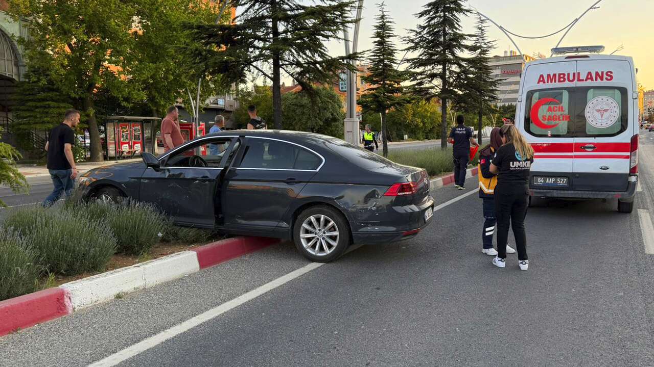 Uşak'ta Tırın çarptığı otomobil refüje çıktı