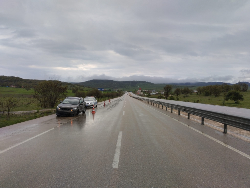 Afyonkarahisar'da otomobilin bariyerlere çarptığı kazada 5 kişi yaralandı