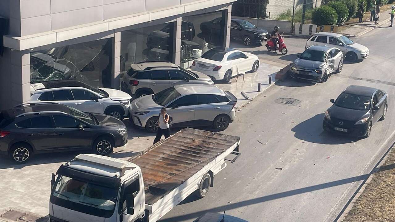 İzmir'de tırın çarptığı otomobilin galeriye savrulduğu kaza hasara neden oldu