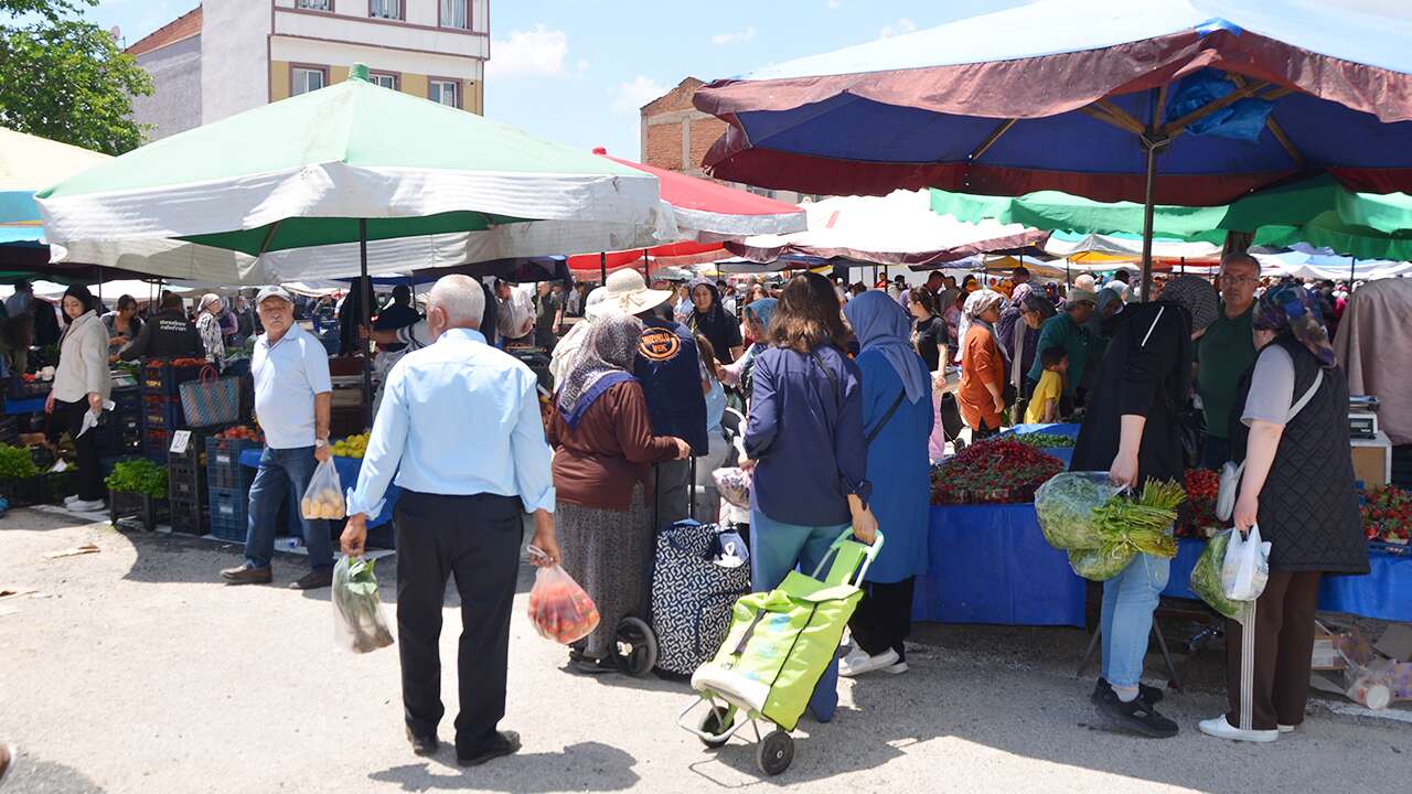 Çarşamba Pazarı eski yerine kuruldu