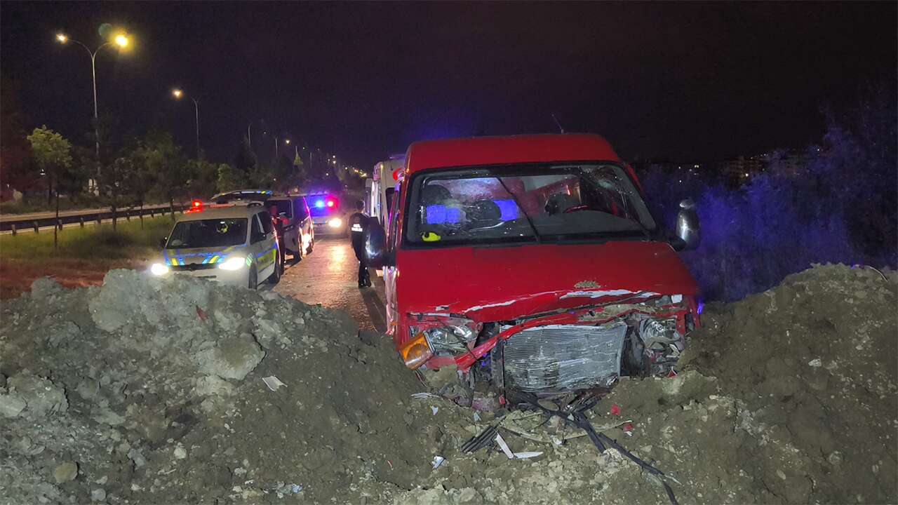 Kütahya'da toprak yığınına çarpan minibüsteki 3 kişi yaralandı