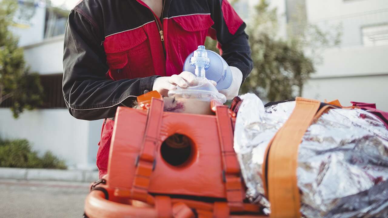 Uşak'ta fabrikanın çatısından düşen tekniker yaralandı