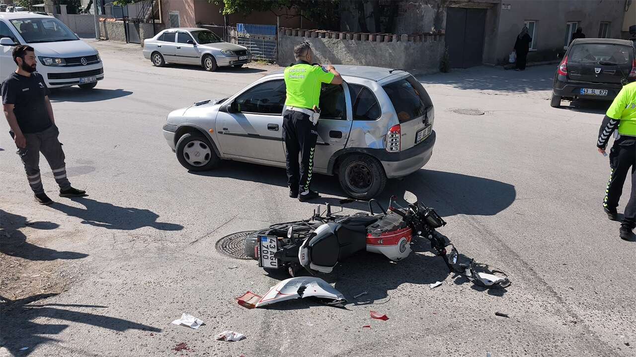 Kütahya'da otomobile çarpan motosikletin sürücüsü yaralandı