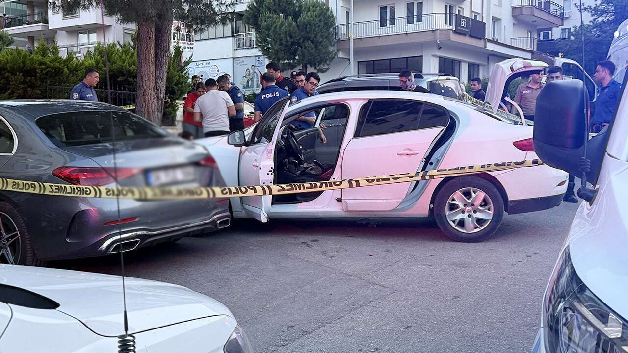Denizli'de otomobile düzenlenen silahlı saldırıda abla ve kız kardeşi yaralandı