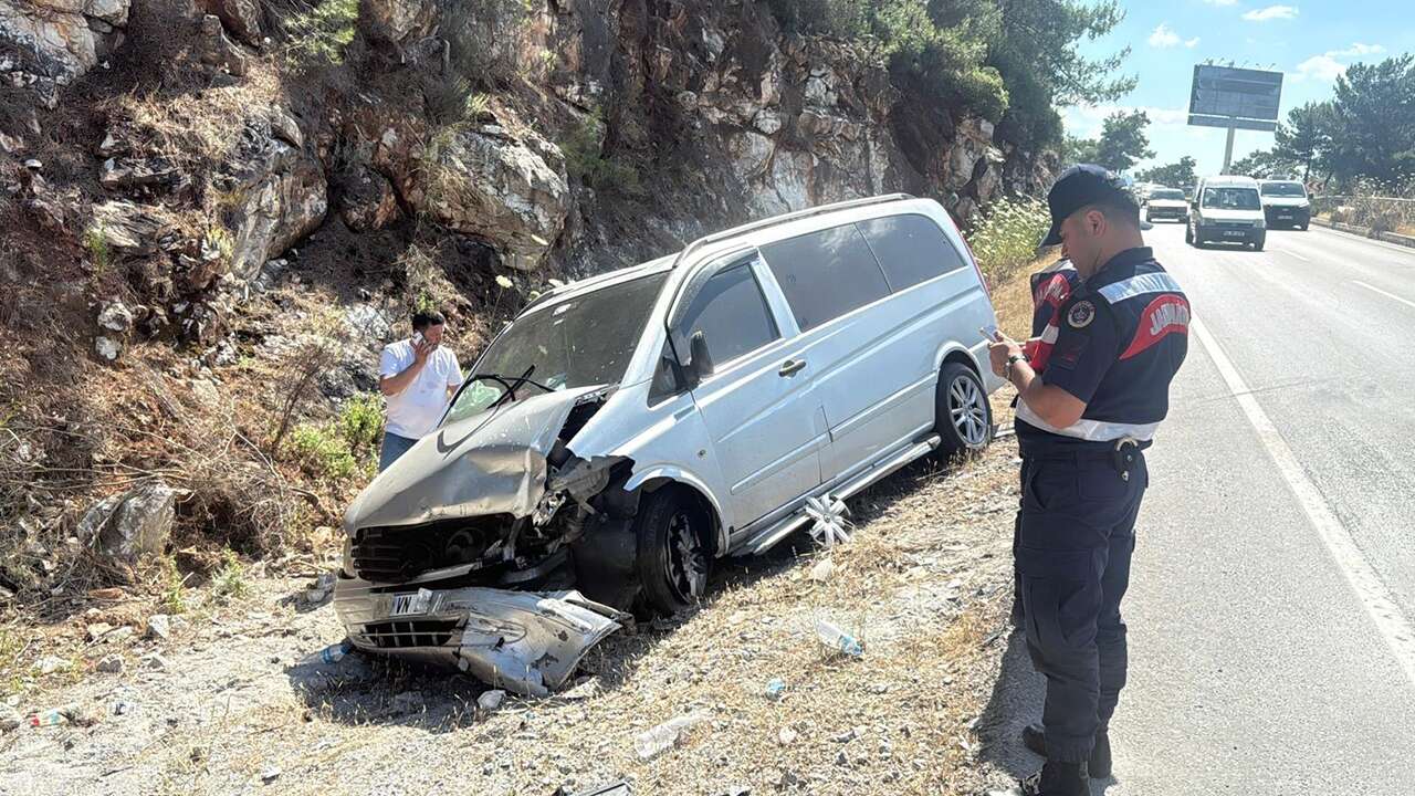 Muğla'da otomobille minibüsün çarpıştığı kazada 6 kişi yaralandı