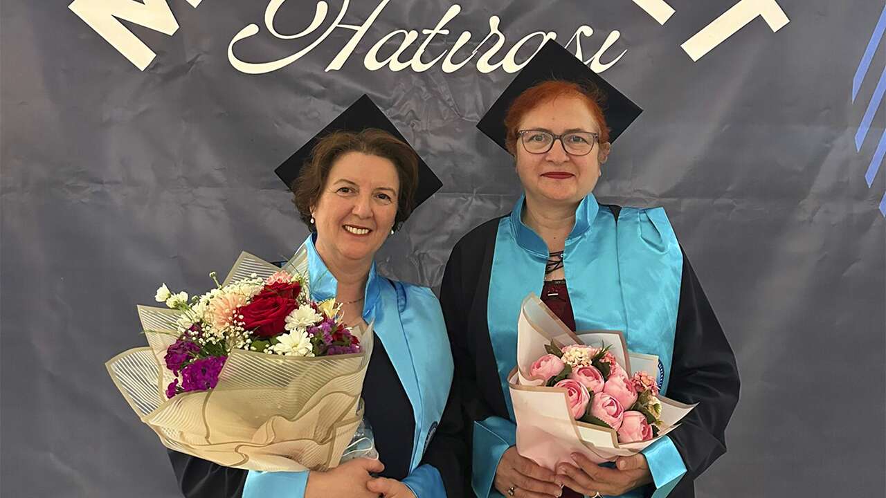 İki arkadaş, 56 yaşında üniversiteden birlikte mezun olmanın heyecanını yaşadı
