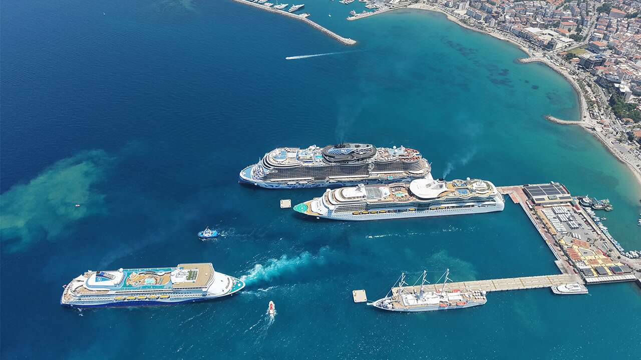 Kuşadası'na 4 kruvaziyerle 8 bin turist geldi