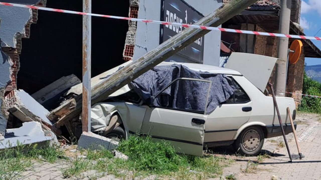 Denizli'de duvara çarpan otomobildeki yaşlı çift öldü