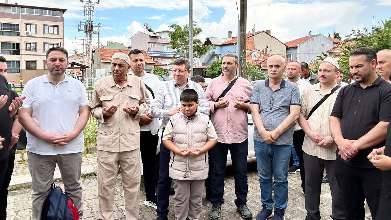 Uşak'ta hayırseverlerin desteğiyle umreye giden 8 kişi dualarla uğurlandı