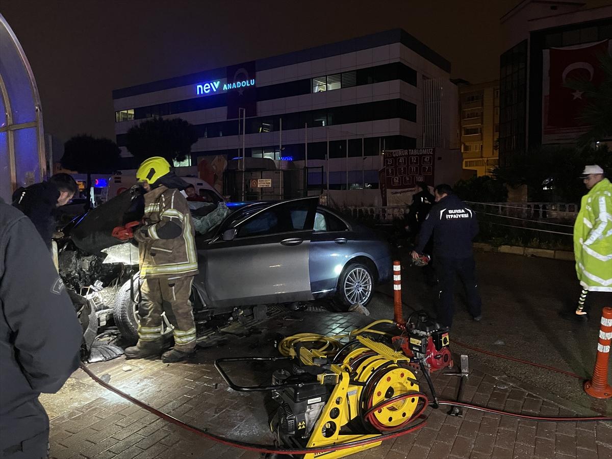 BURSA - Metro hattının duvarına çarpan otomobildeki 3 kişi öldü