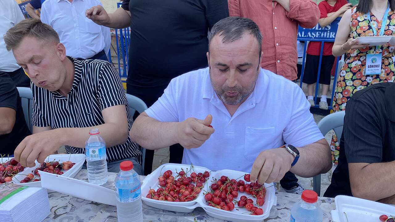 Manisa'da 5 dakikada 1 kilo 486 gram kiraz yiyen yarışmacı birinci oldu
