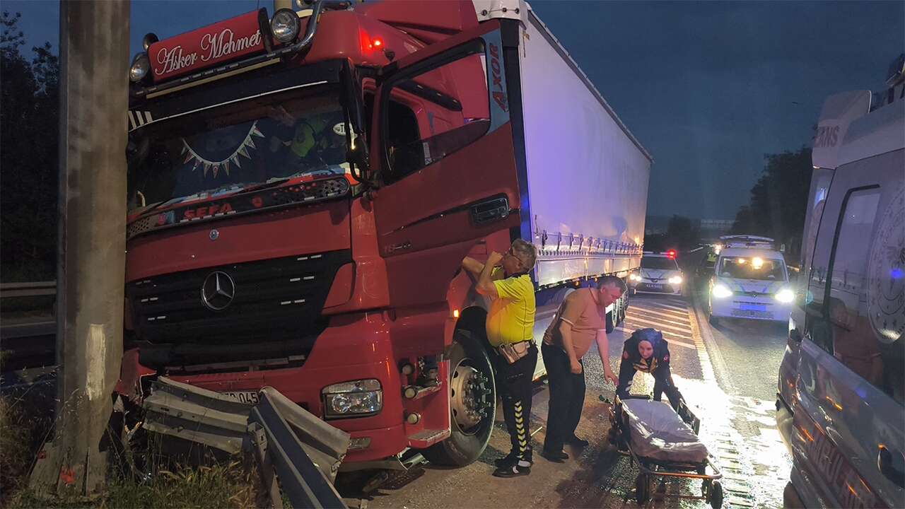 Sürücüsü fenalık geçiren tır, yön levhasının direğine çarptı