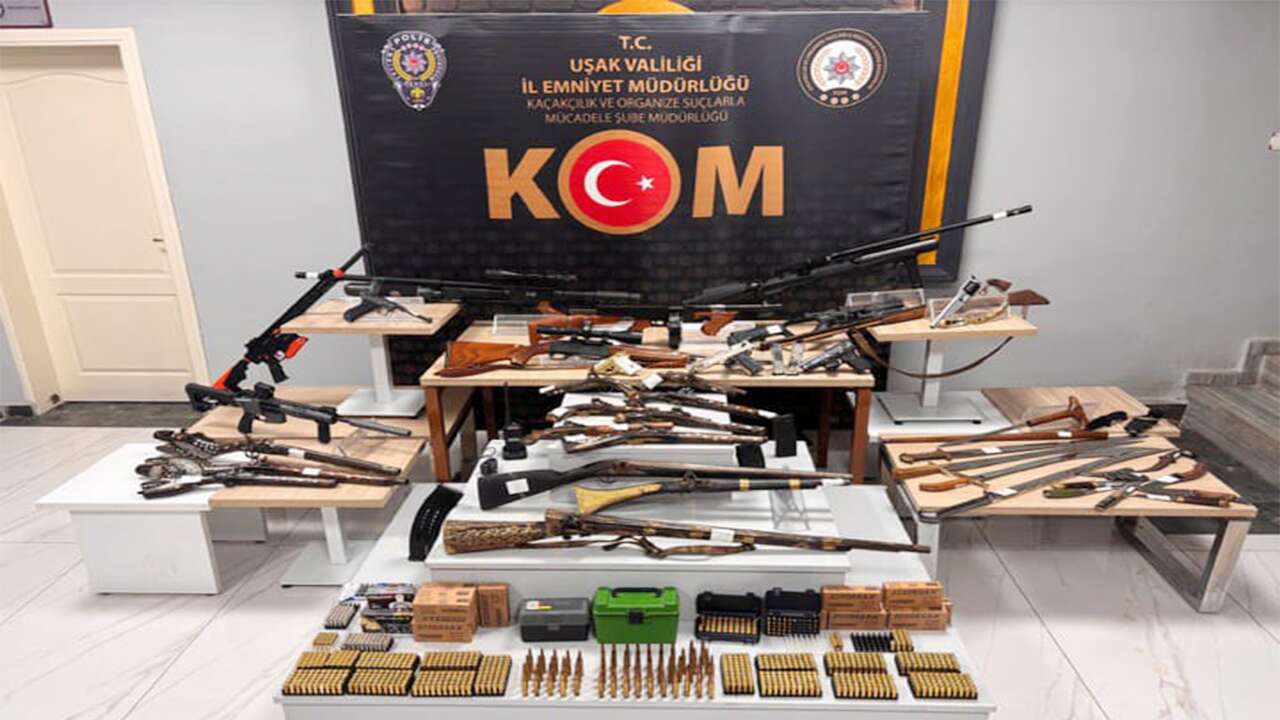 Uşak'ta çok sayıda silah, mühimmat ve kesici alet ele geçiri