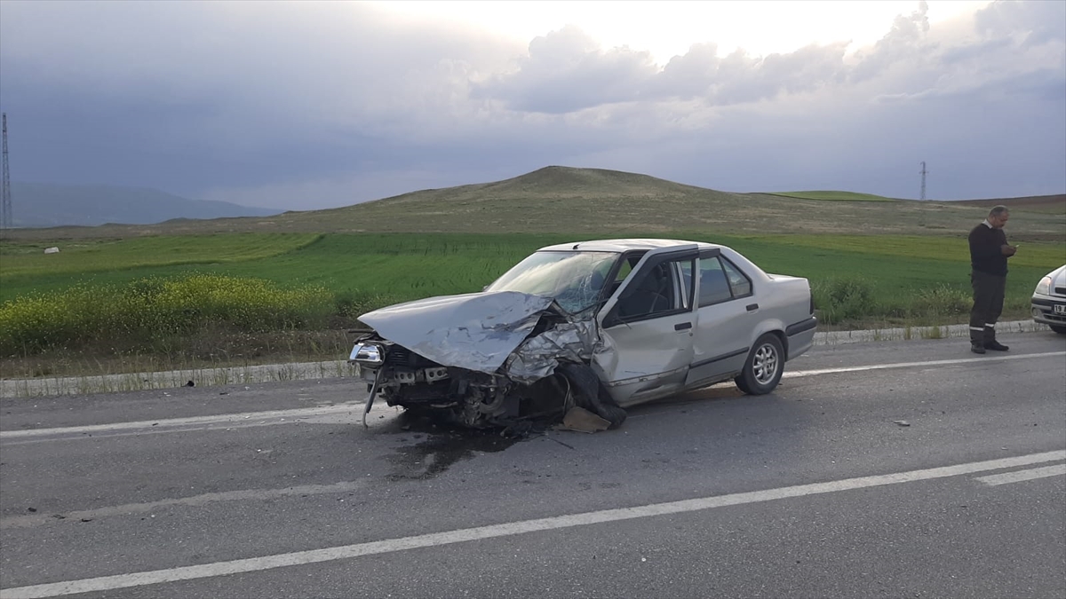 ÇORUM - İki otomobil çarpıştı, 4 kişi yaralandı