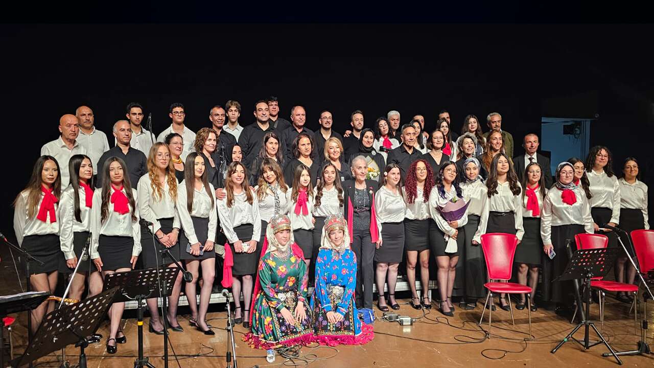 Öğretmen ve Öğrenciler streslerini türkü söyleyere