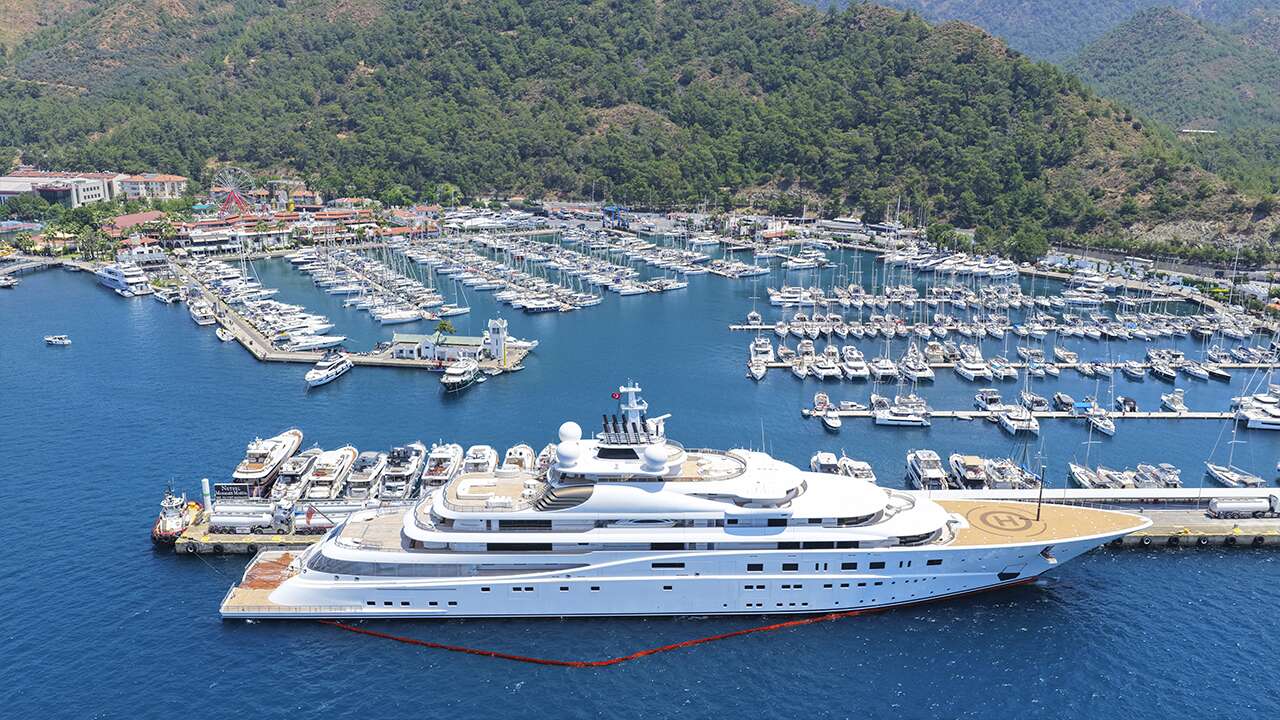 450 milyon dolarlık dev yat Marmaris’e yakıt almaya geldi