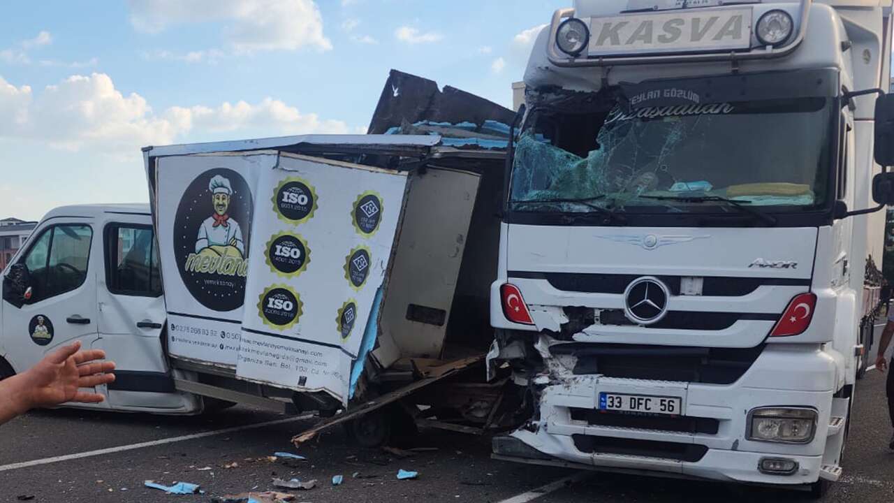 Uşak'ta tırın çarptığı kamyonet bariyerlere savruldu
