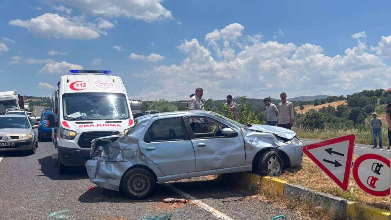 Eşme’de refüje çarpan otomobilde baba ile kızı yaralandı